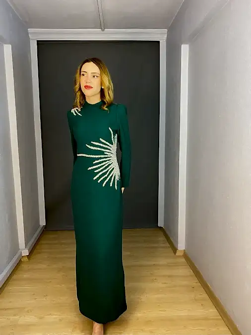 Zümrüt Tesettür Omuz Yan Taş Detaylı Dik Yaka Abiye Elbise