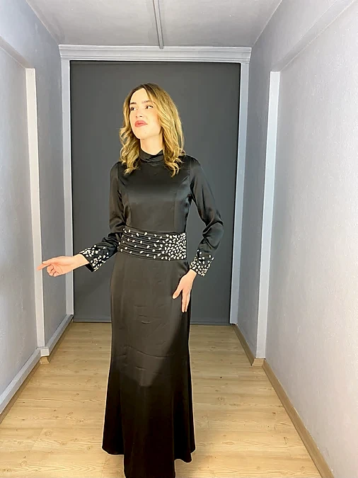 Siyah Tesettür Saten Kol Taş Kemer Detaylı Abiye Elbise 