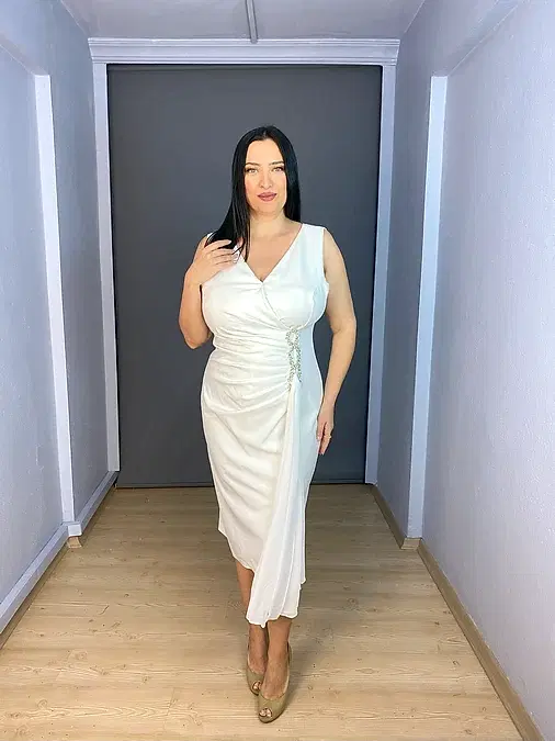 Ekru Büyük Beden Esnek Kumaş Yan Aksesur Detaylı Kolsuz Kısa Abiye Elbise