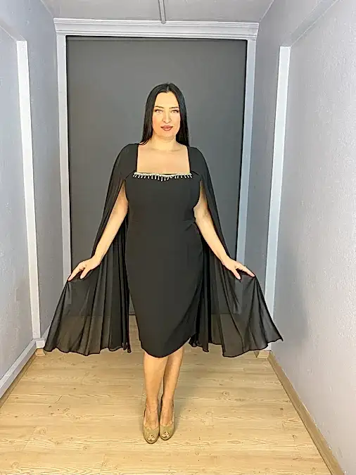 Siyah Büyük Beden Kare Yaka Pelerin Kollu Kısa Abiye Elbise
