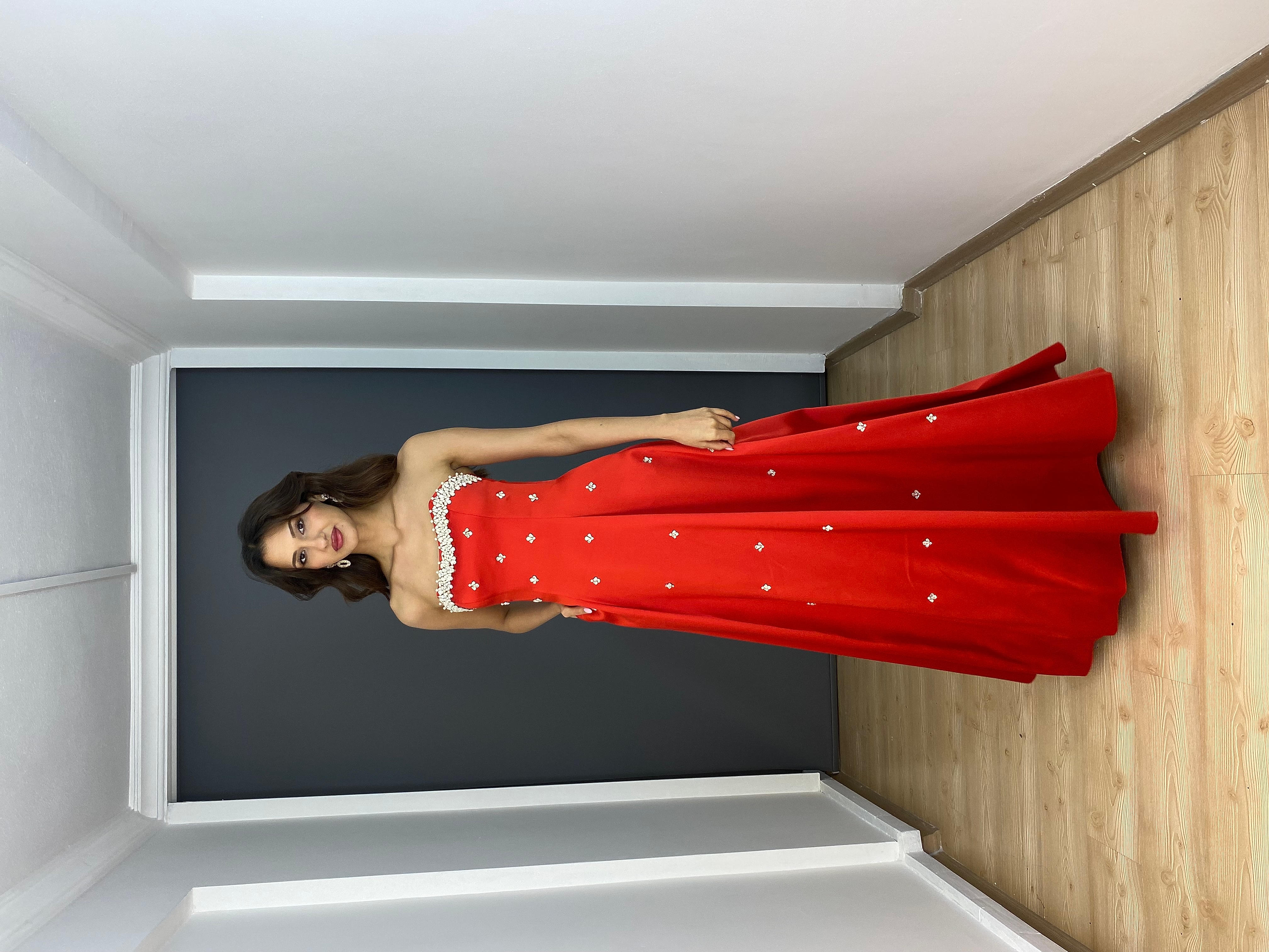 Kırmızı Straplez Saten Taşlı Sırtı Bağlamalı Cep Detaylı Uzun Abiye Elbise