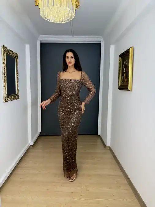 Kahverengi Uzun Kollu Kare Yaka Payet Uzun Abiye Elbise
