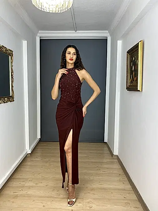 Bordo Dik Yaka  İnci Detaylı Yırtmaçlı Uzun Abiye Elbise