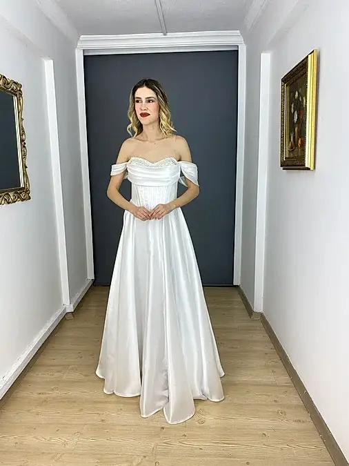 Beyaz Saten Kayık Yaka Bel Korsajlı Taş Detaylı Uzun Abiye Elbise