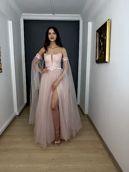 ŞampanyaTasarım Straplez Bel Çiçek Motifli Kol Pelerin Detaylı Nişanlık Abiye Elbise