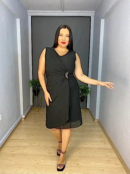 Siyah Büyük Beden Yan Aksesur Drape Detaylı Şifon Kısa Abiye Elbise