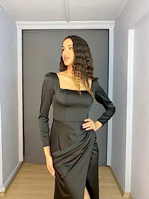 Siyah Saten Kare Yaka Uzun Kollu Yırtmaçlı Uzun Abiye Elbise