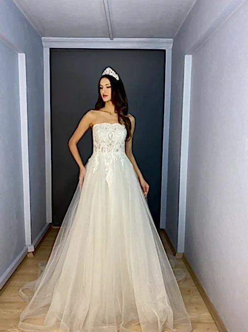 Beyaz Helen Straplez Motif Kristal Taş İşli Kuyruklu Gelinlik