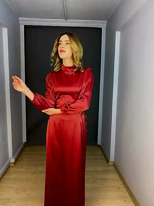 Bordo Tesettür Saten Balon Kollu Yan Birit Detaylı Abiye Elbise 