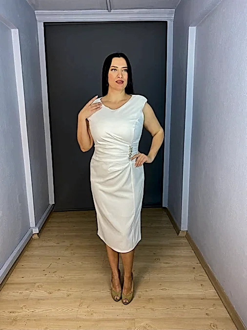 Ekru Büyük Beden Yuvarlak Yaka Yan Broş Detaylı Kolsuz Kısa Abiye Elbise