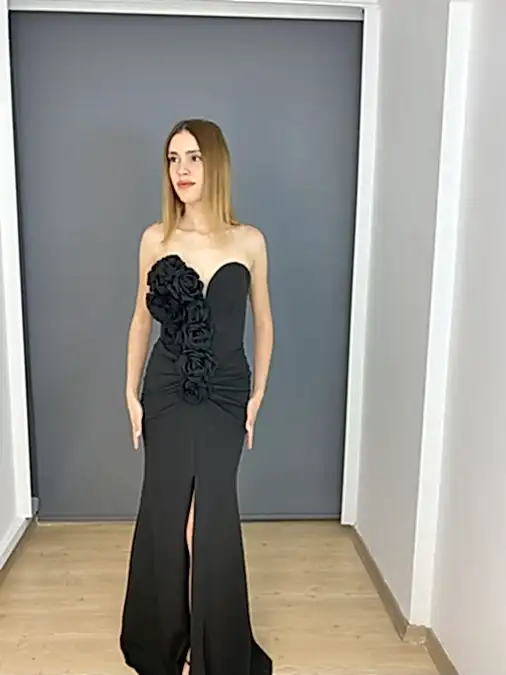 Siyah Straplez Yırtmaçlı Yaka Gül Detaylı Uzun Abiye Elbise