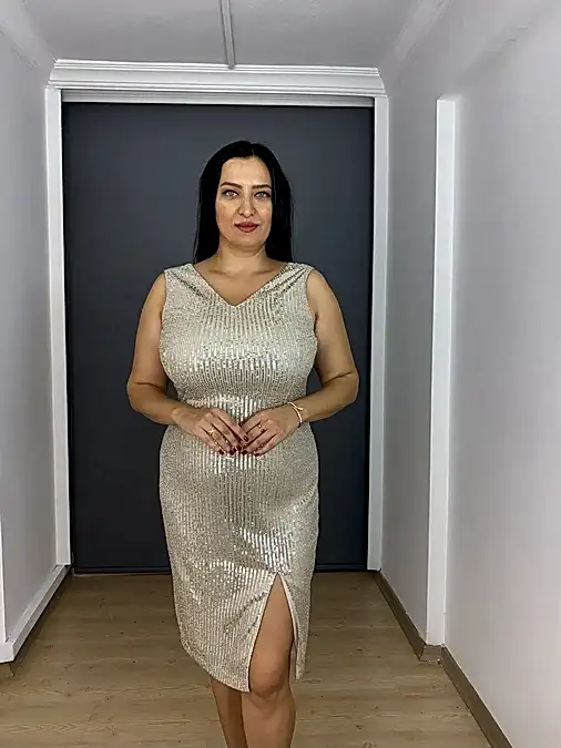 Bej Büyük Beden Payet Likralı V Yaka Kısa Abiye Elbise