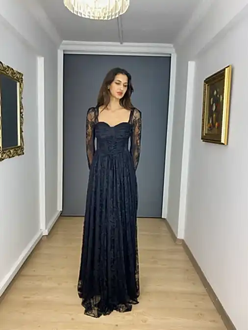 Siyah Uzun Kollu Dantel Kare Yaka Yırtmaçlı Uzun Abiye Elbise