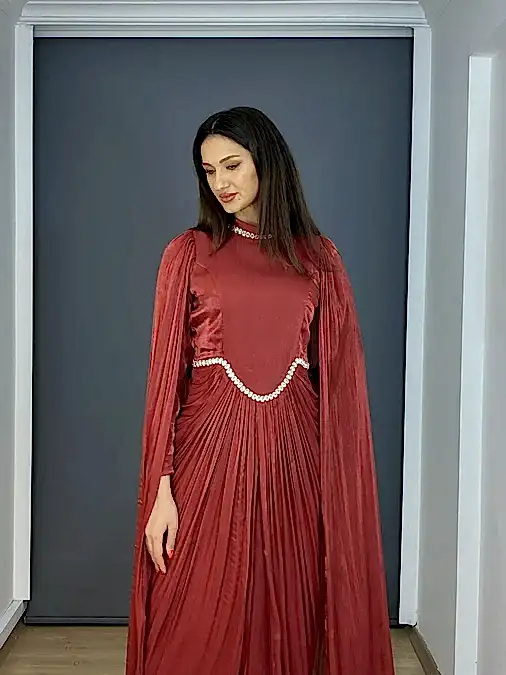 Bordo Tesettür Şifon Taş Detaylı Pelerinli Uzun Abiye Elbise