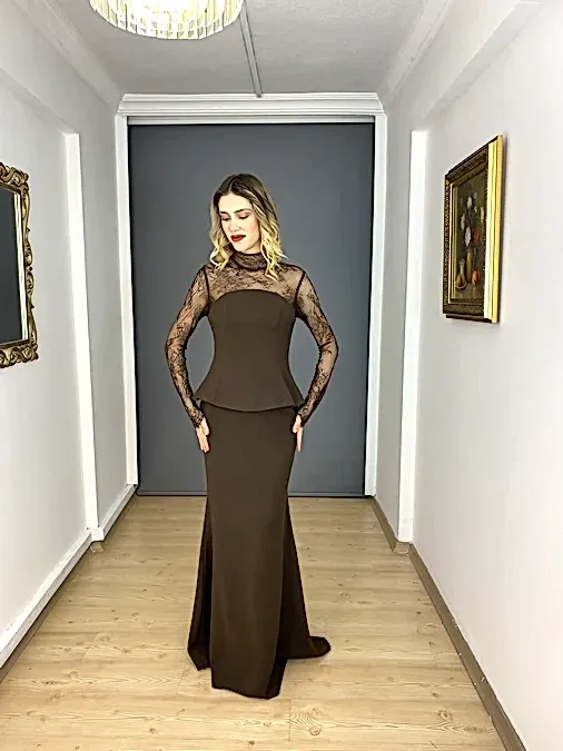 Kahverengi Dik Yaka Uzun Kollu Datel Detaylı Balık Uzun Abiye Elbise