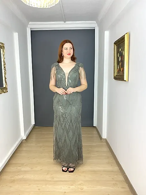 Gri Büyük Beden Kol Detayı Boncuklu İşli Uzun Abiye Elbise