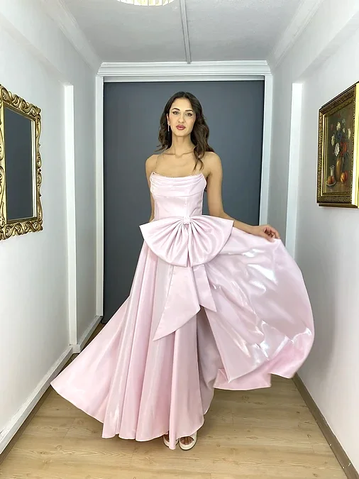 Pembe Straplez Yırtmaçlı Fiyonk Detaylı Uzun Abiye Elbise
