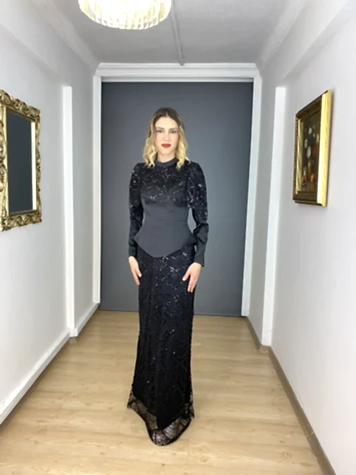 Siyah Tesettür Dik Yaka İşlemeli Saten Korsajlı Abiye Elbise