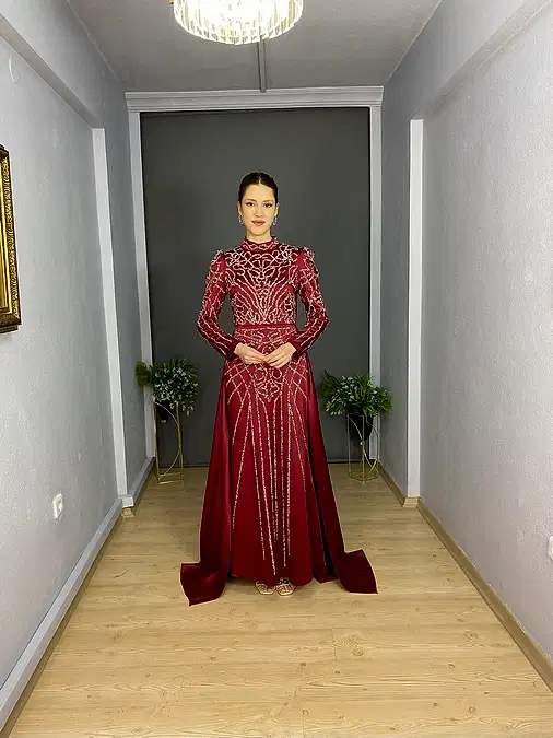 Kırmızı Tesettür Saten Etek Pelerinli Abiye Elbise 