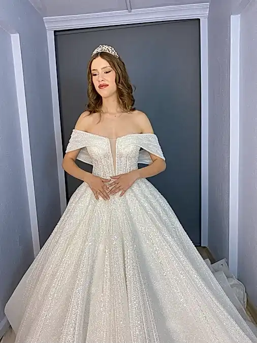 Madonna Yaka Göğüs Dekolteli Kristal Taş İşlemeli Prenses Gelinlik