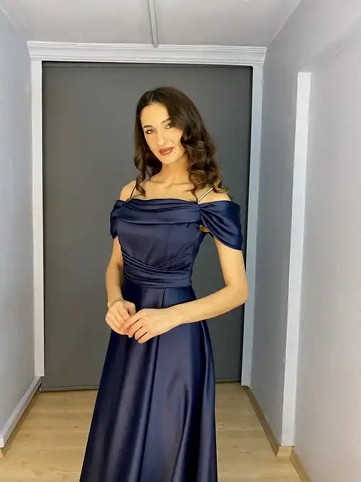 Lacivert Saten Yırtmaçlı Madonna Yaka Uzun Abiye Elbise