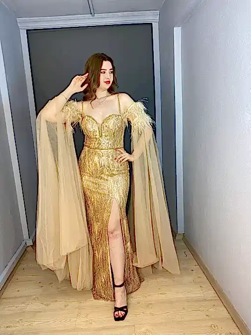 Gold Tasarım Pelerin Kollu İşli Yırtmaçlı Uzun Abiye Elbise