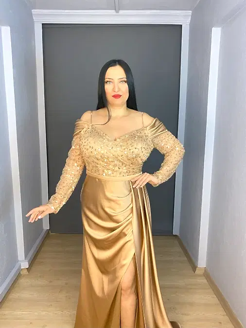 Gold Büyük Beden Saten Payet Madonna Yaka Yırtmaçlı Abiye Elbise