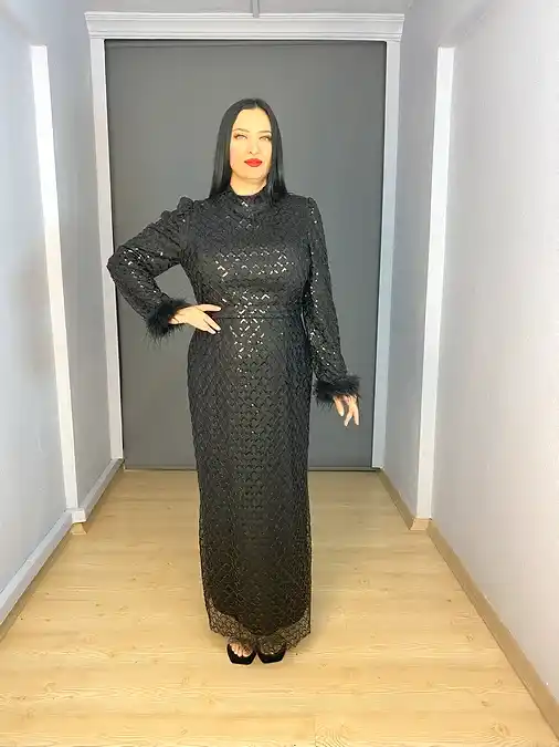 Siyah Tesettür Dik Yaka  Kol Ucu Tüy Detaylı Uzun Abiye Elbise