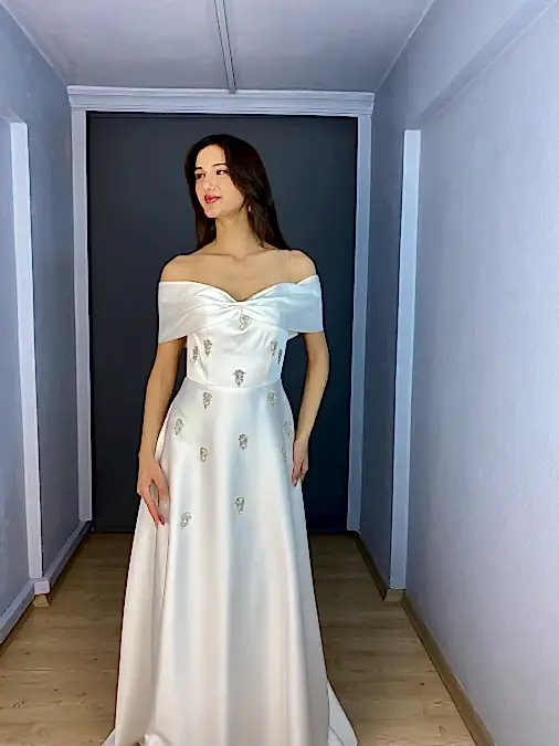 Beyaz Saten Madonna Kelebek Yaka Ön Taş Detaylı Uzun Abiye Elbise