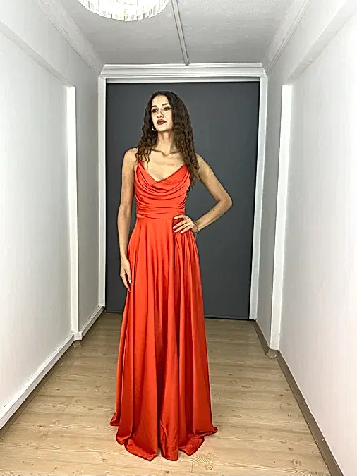 Kırmızı Saten A Kesim Degaje Yaka Zincir Askılı Uzun Abiye Elbise