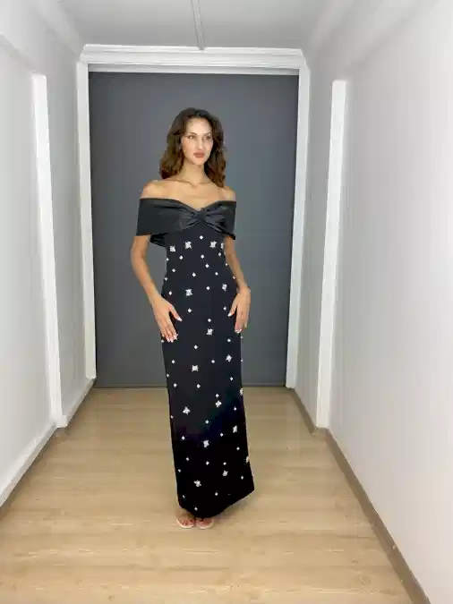 Siyah Madonna Yaka Ön Taş Baskılı Arka Yırtmaç Detaylı Uzun Abiye Elbise