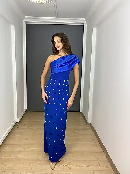 Sax Tek Omuz Ön Taş Baskılı Arka Yırtmaç Detaylı Uzun Abiye Elbise