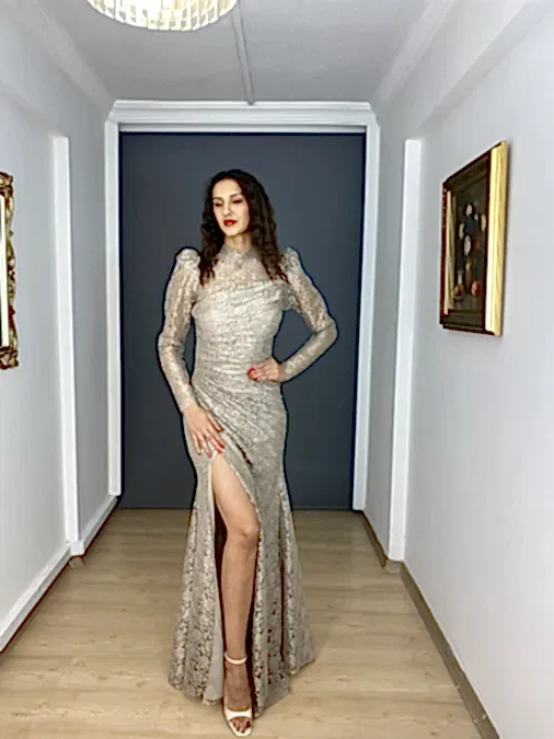 Bej Dantel Uzun Kollu Yırtmaçlı İki Farklı Modelde Kullanıma Uygun Uzun Abiye Elbise