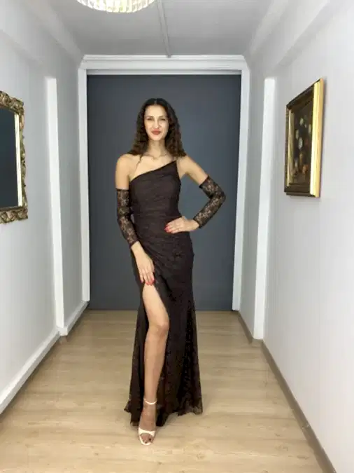 Kahverengi Dantel Uzun Kollu Yırtmaçlı İki Farklı Modelde Kullanıma Uygun Uzun Abiye Elbise