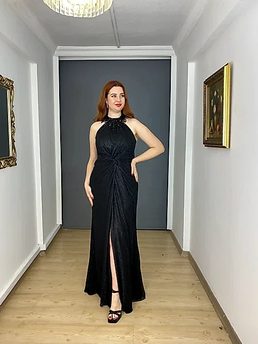 Siyah Büyük Beden  Halter Kol Yırtmaçlı Yaka İşli Uzun Abiye Elbise