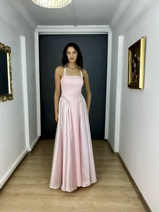 Pembe Straplez Boyun Yan İnci Detaylı Uzun Abiye Elbise