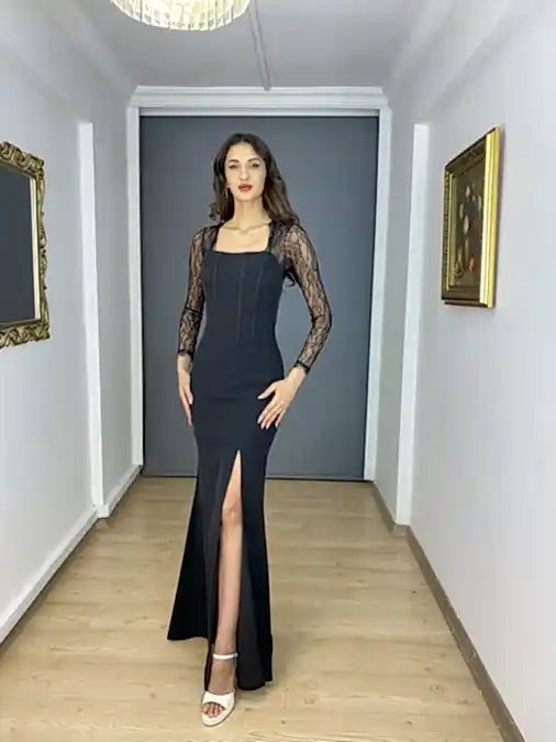 Siyah Uzun Kollu Kare Yaka Yırtmaçlı Uzun Abiye Elbise