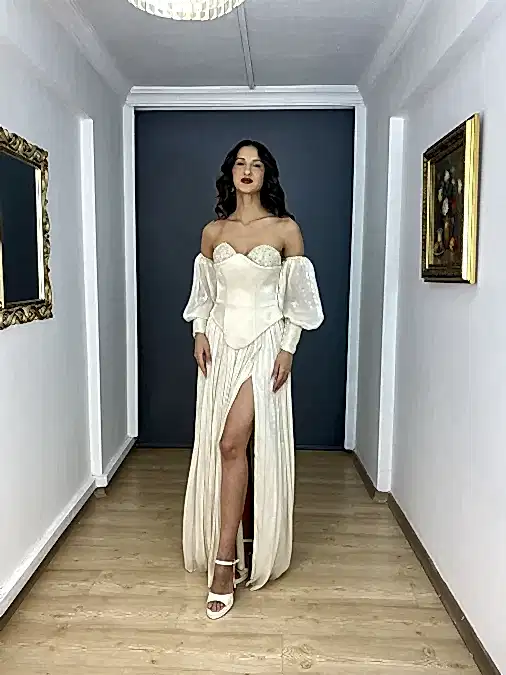 Bej Straplez Yaka Taşlı Yırtmaçlı Kollu Uzun Abiye Elbise